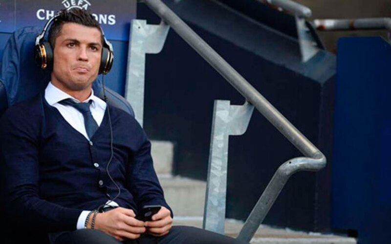 Cristiano Ronaldo escuchando música en el banquillo
