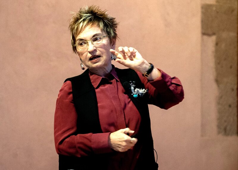 La escritora española Rosa Montero da una conferencia sobre su obra.
