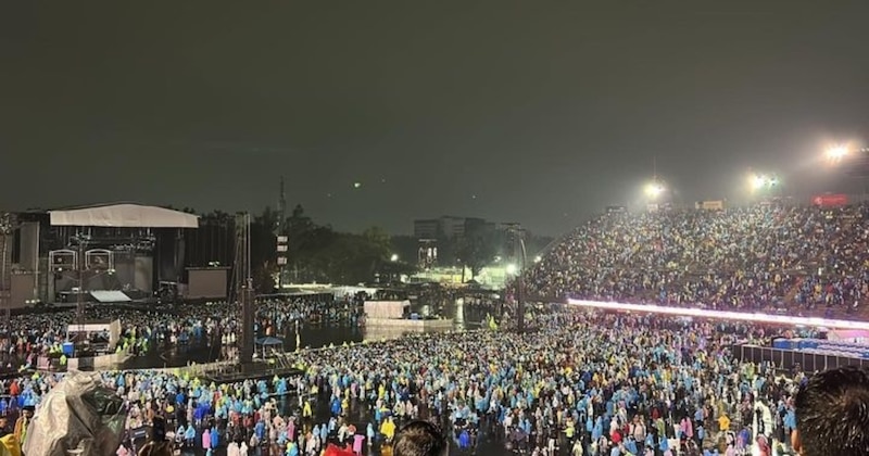 Multitud de personas en un concierto