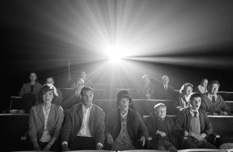 Un grupo de personas viendo una película en blanco y negro