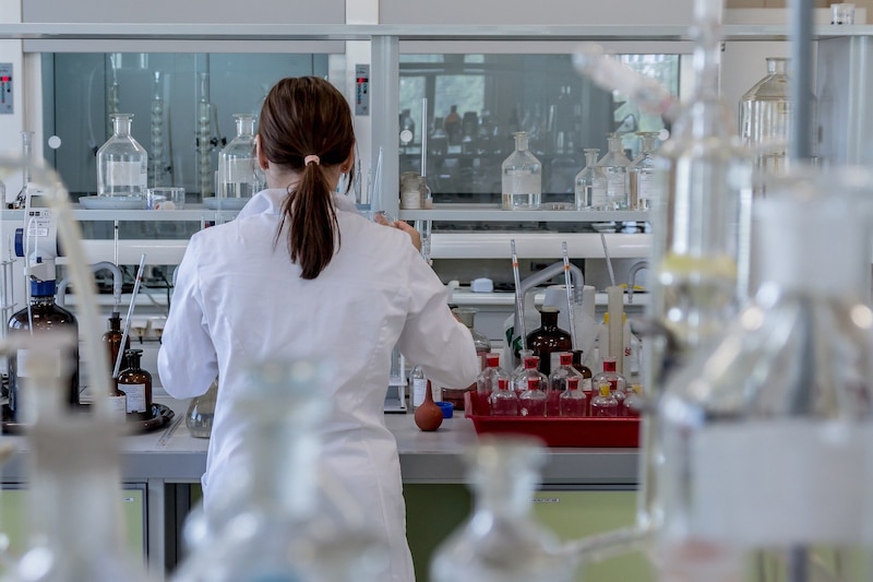 Científica trabajando en un laboratorio