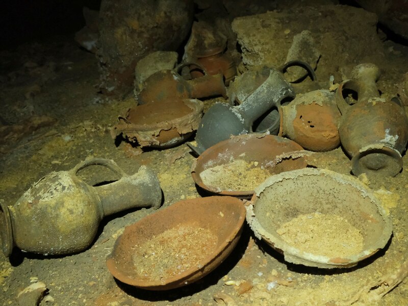 Fragmentos de cerámica encontrados en una excavación arqueológica