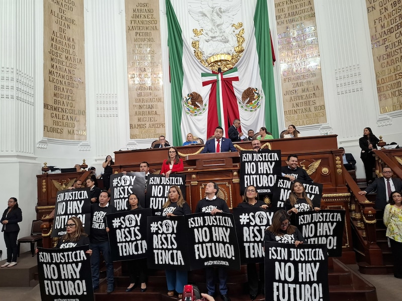 Title: Diputados mexicanos protestan contra la injusticia