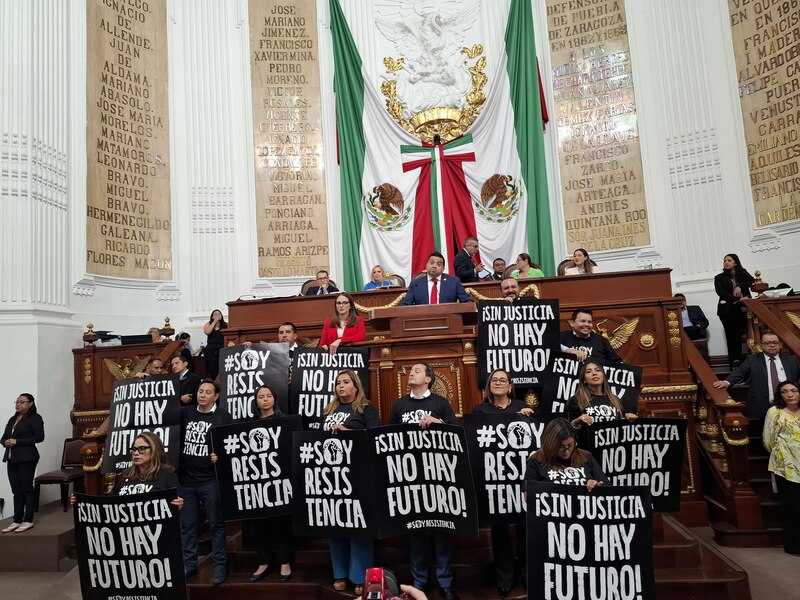Title: Diputados mexicanos protestan contra la injusticia