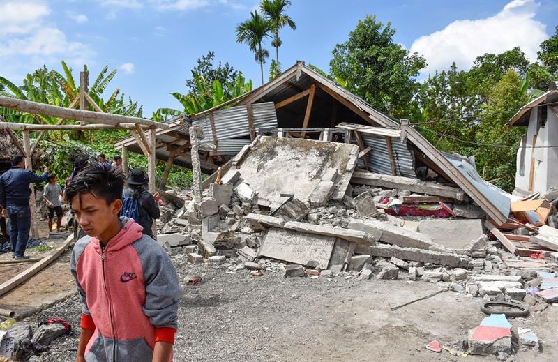 Terremoto en Indonesia deja destrucción y víctimas