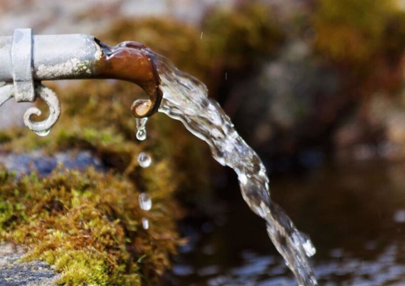 Manantial de agua natural