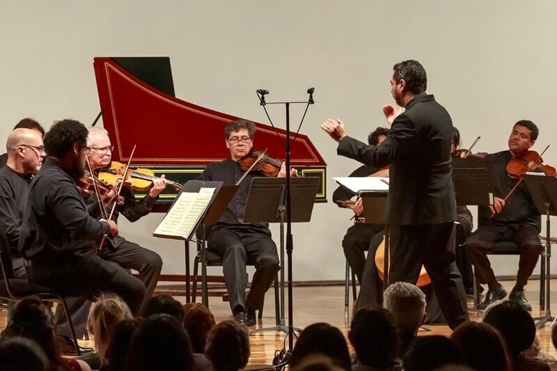 Orquesta de cámara tocando en un concierto