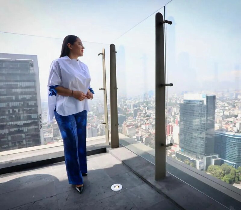 La alcaldesa de Ciudad de México, Claudia Sheinbaum, observa la ciudad desde el rooftop del edificio de gobierno.