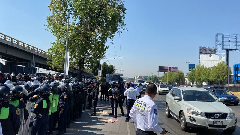 Enfrentamiento entre policías y manifestantes en la Ciudad de México