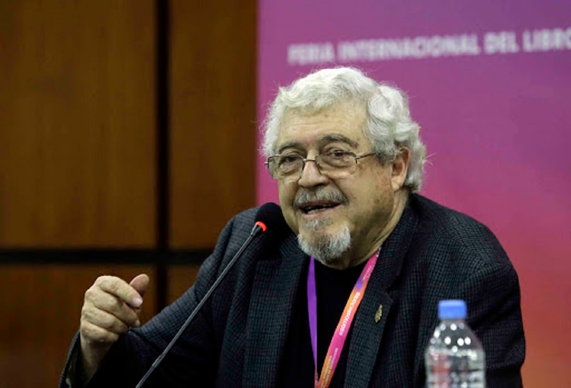 El escritor Mario Vargas Llosa durante una conferencia en la FIL de Guadalajara