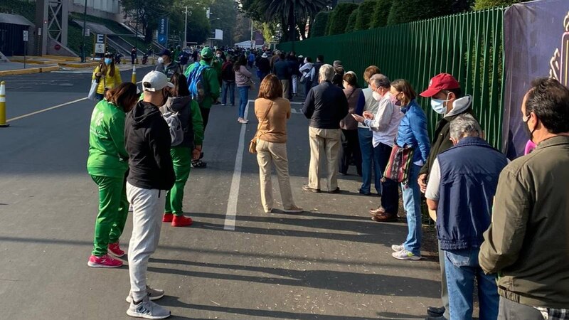 Larga fila de personas esperando para entrar a un evento