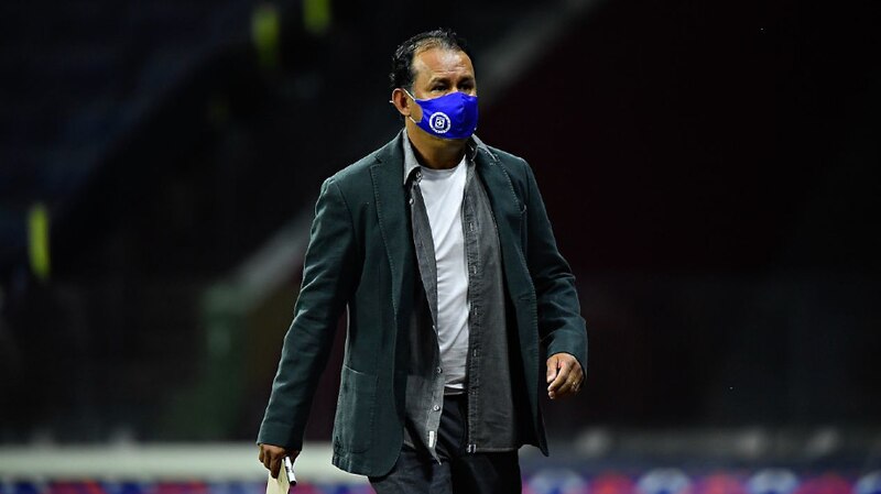 El entrenador de fútbol, Thomas Tuchel, con una mascarilla azul puesta