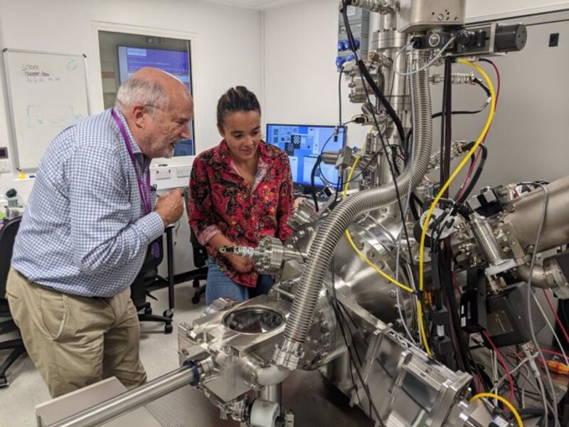 Investigadores trabajando en un microscopio electrónico de barrido