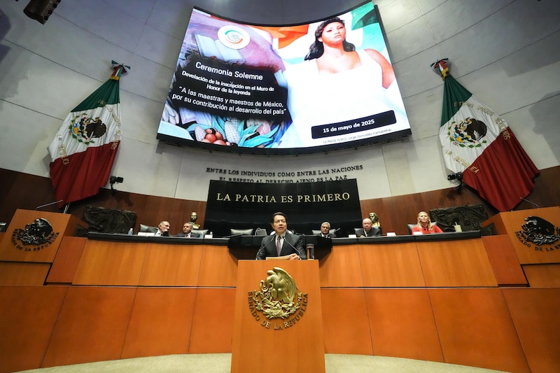 Mario Delgado hablando en la ceremonia solemne del Día de la Maestra y el Maestro.