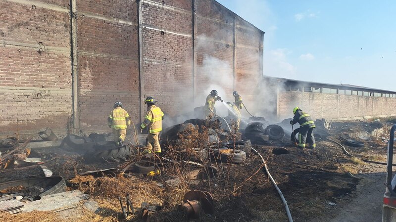 Bomberos apagan incendio en un depósito de neumáticos