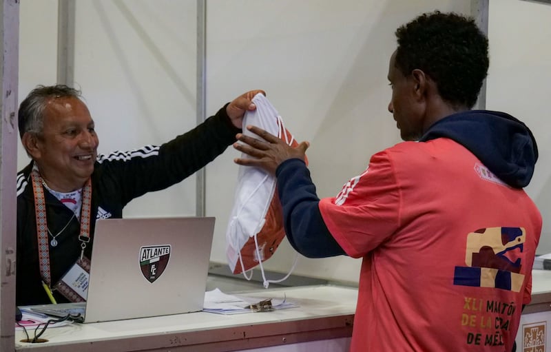 Se entregaron bolsas conmemorativas a los atletas de Élite durante la Expo Maratón en el World Trade Center, en celebración del Maratón de la Ciudad de México, en el cual participarán y que se llevará a cabo el próximo domingo 25 de agosto, desde Ciudad Universitaria hasta el Zócalo capitalino.