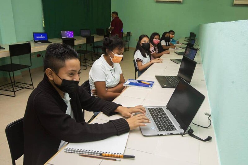Niños usando ordenadores en clase