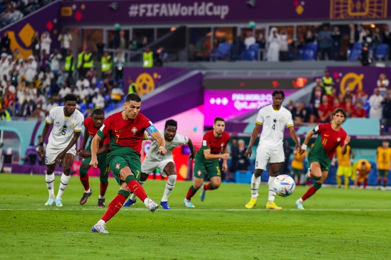 Cristiano Ronaldo anota un gol de penalti para Portugal en la Copa Mundial de la FIFA 2022