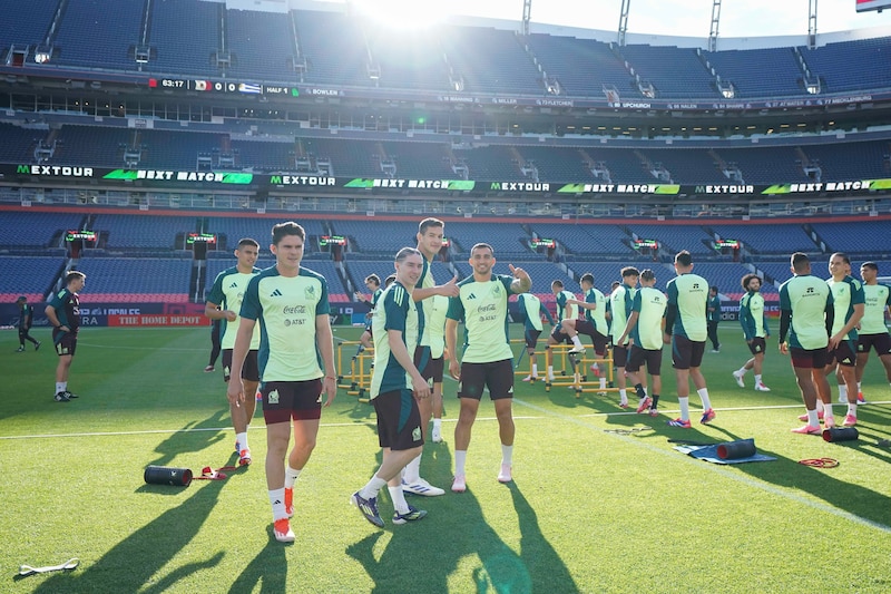 Title: Jugadores de la Selección Mexicana entrenando en el estadio Azteca