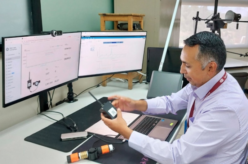 Un ingeniero usando una computadora para monitorear datos