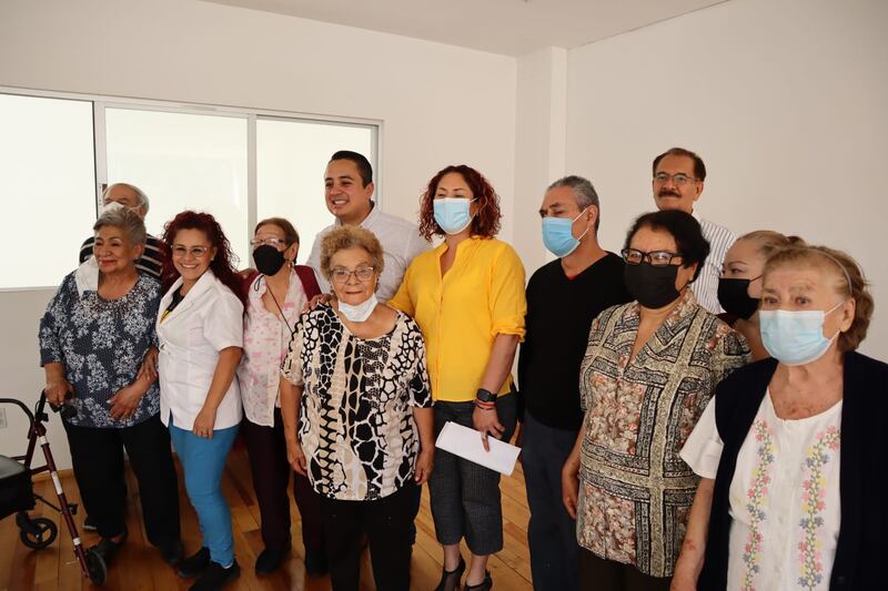 Adultos mayores reciben apoyos sociales en el DIF de Zapopan