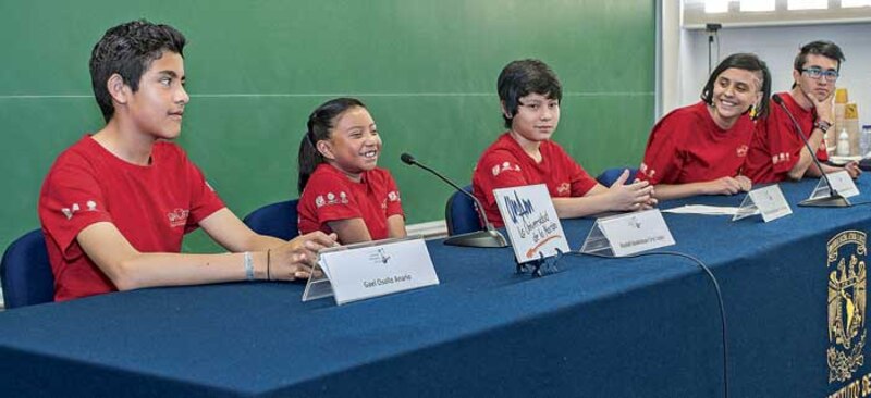 Estudiantes de secundaria participan en un panel de discusión.