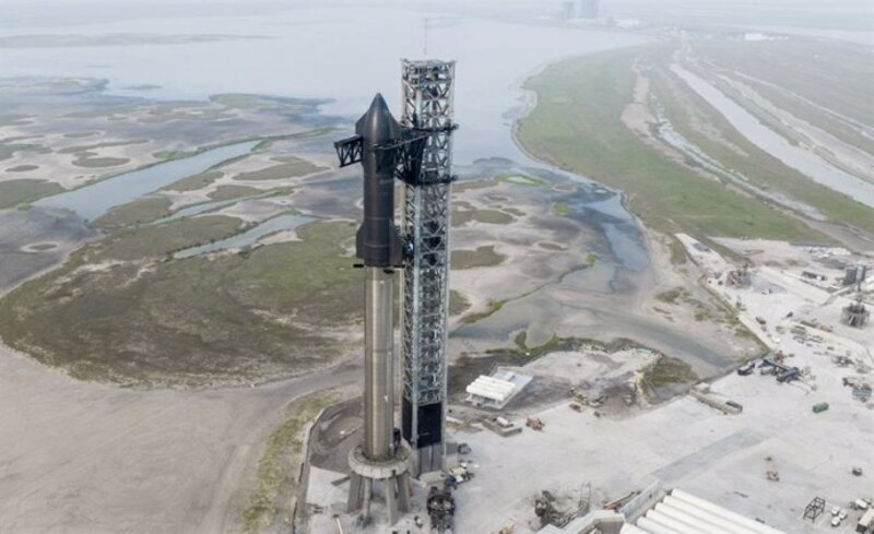 Cohete SpaceX Falcon 9 en la plataforma de lanzamiento 39A en el Centro Espacial Kennedy en Florida