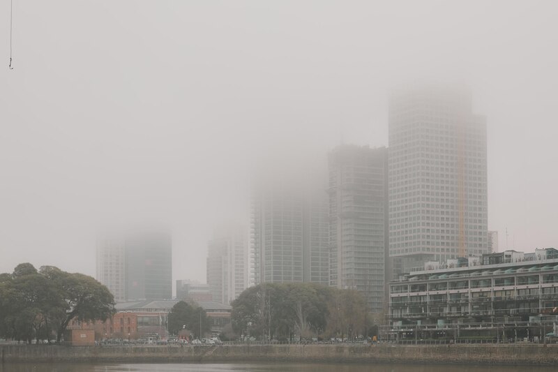 Ciudad en la niebla