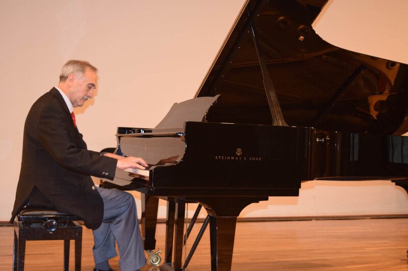 Un hombre tocando el piano