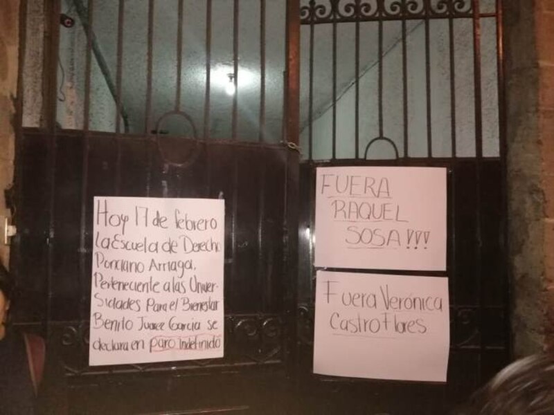 Title: Protesta en la puerta de la escuela de derecho