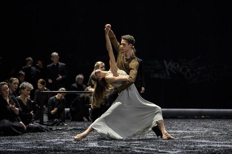 Pareja de bailarines de ballet realizando una coreografía.