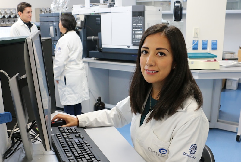 Científica trabajando en un laboratorio