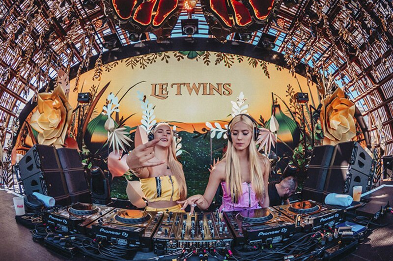 Las gemelas DJ Le Twins en la cabina