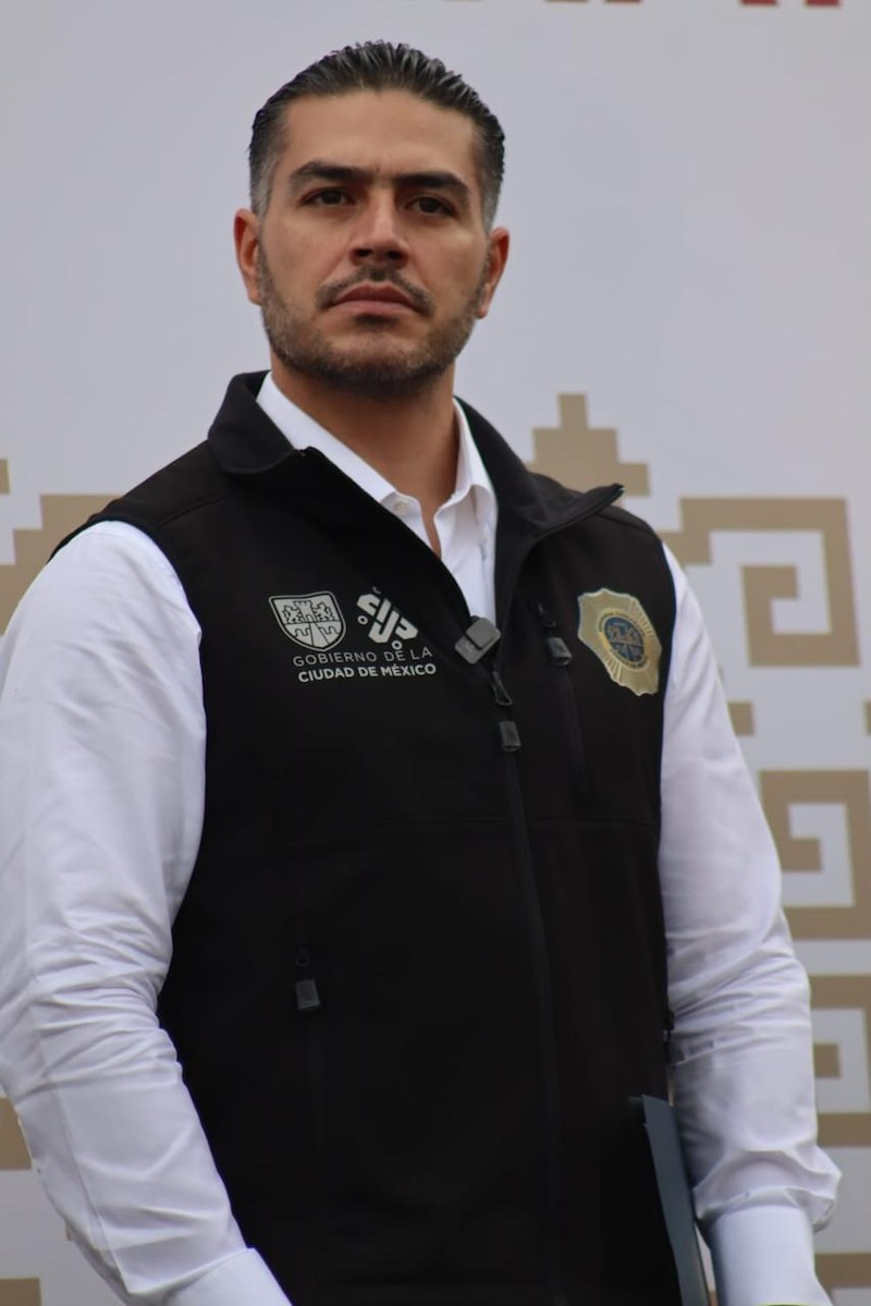 El alcalde de la Ciudad de México, Mauricio Tabe Echartea, encabeza la ceremonia de entrega de reconocimientos a policías capitalinos.