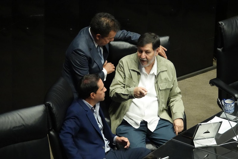 Los senadores Ignacio Mier y Gerardo Fernández Noroña conversaron durante la Sesión Plenaria en el Senado de la República.