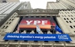 Jueza de EU ordena a Argentina entregar el 51% de la petrolera nacionalizada YPF 
