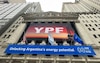 Jueza de EU ordena a Argentina entregar el 51% de la petrolera nacionalizada YPF 