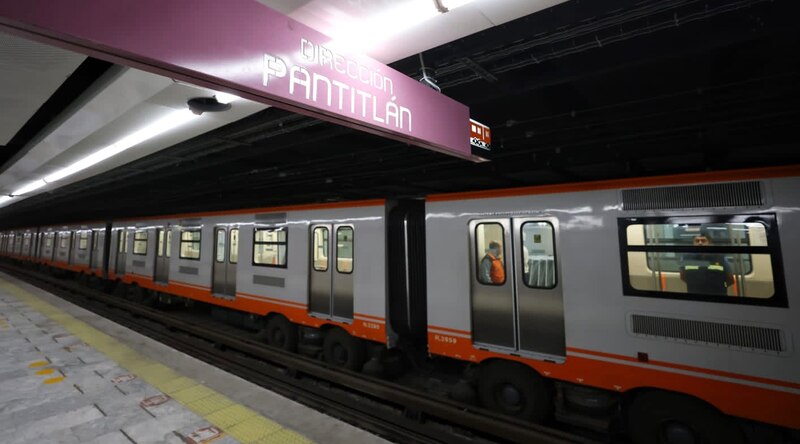 Tren en la estación de metro de Pantitlán
