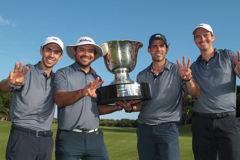 Golfistas profesionales celebran su victoria en un torneo