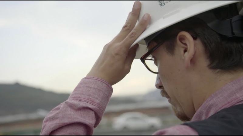 Ingeniero supervisando obras de infraestructura