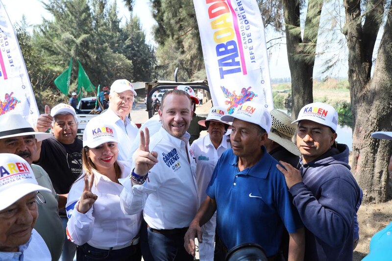 Title: Candidato a gobernador de Tabasco, Carlos Merino, saluda a simpatizantes