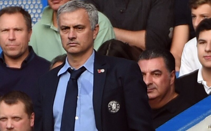 José Mourinho, entrenador del Chelsea, observa el partido desde el banquillo.