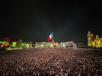 Más de 300 mil personas acudieron al Zócalo para celebrar la Independencia; GCDMX reporta saldo blanco