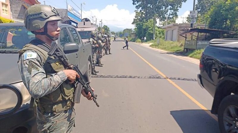 Militar hondureño custodia una calle durante una protesta