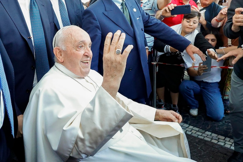 El Papa Francisco saluda a la multitud desde su silla de ruedas