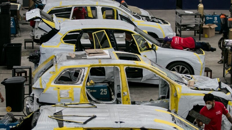 Trabajadores en una fábrica de automóviles