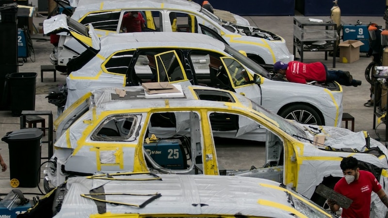 Trabajadores en una fábrica de automóviles