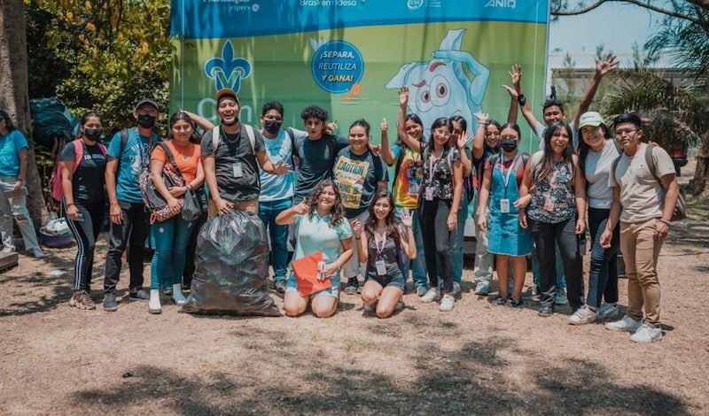 Jóvenes voluntarios de la limpieza