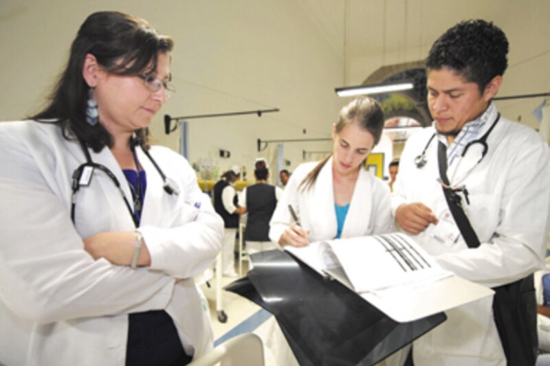 Médicos y enfermeras en un hospital