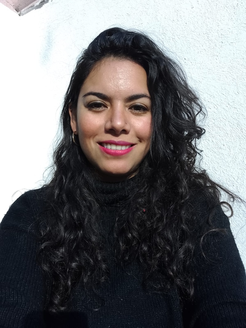 Retrato de una mujer joven con cabello largo y oscuro